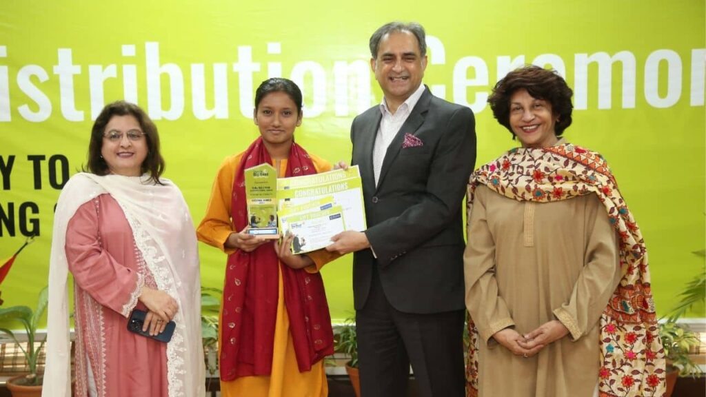 Students from Pakistan_ Win 2 Global the_ Oxford Awards